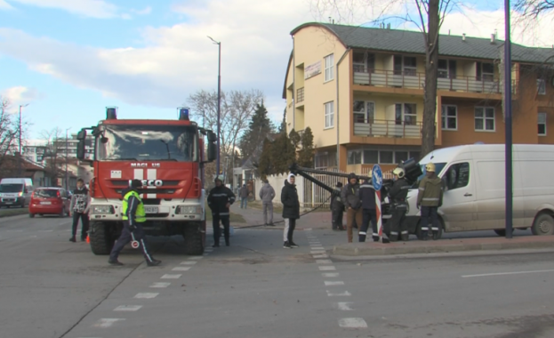 Силният вятър изтръгна светофар и той падна върху микробус в