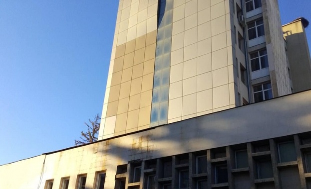 Отстранен е проблемът с фасадни пана на сграда Погледец в