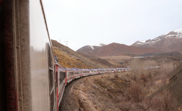 Бетоновоз се е сблъскал с нощния пътнически влак от Истанбул