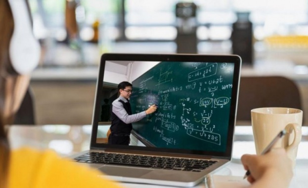 Учениците в Пловдив и областта преминават на онлайн обучение от