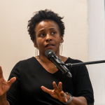 Стефани Динкинс демонстрира демо версия на най-новото AI произведение на изкуството