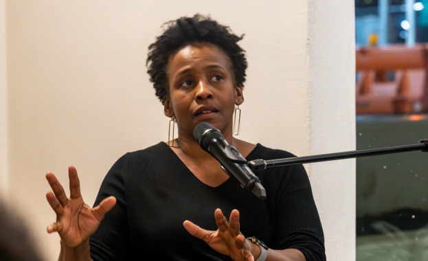 Стефани Динкинс демонстрира демо версия на най-новото AI произведение на изкуството