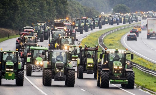 Фермери блокираха рано тази сутрин периметъра около Европейския парламент в