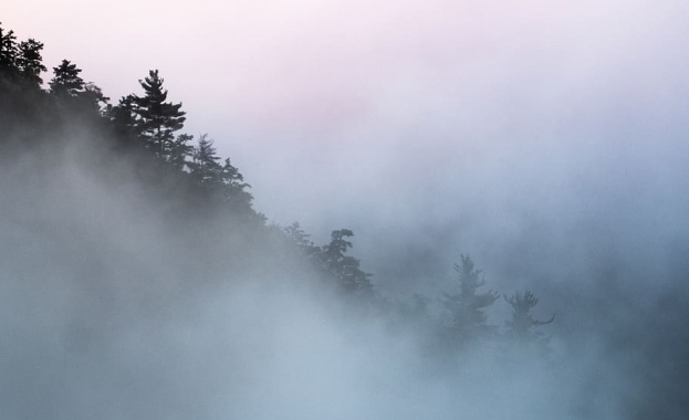 Във високите части на планините има гъста мъгла и не