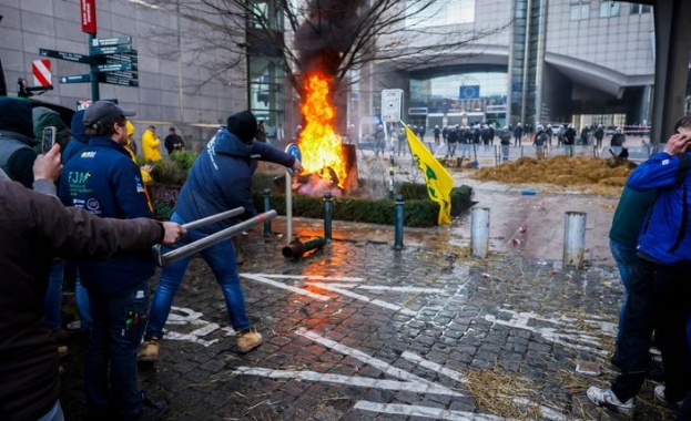 Запалени огньове барикади и сблъсъци с полицията в деня в