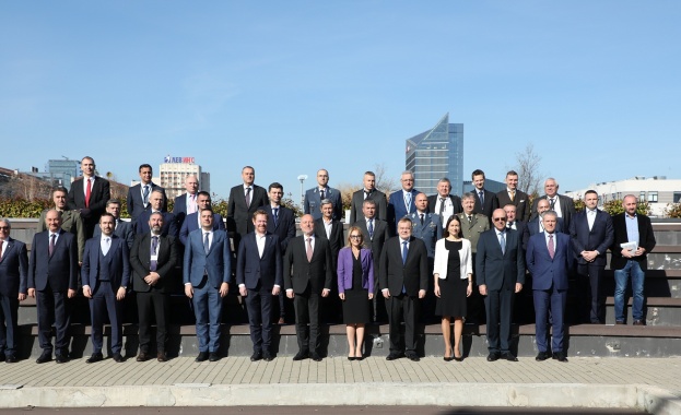 Значимостта на отбранителната индустрия расте непрекъснато заяви министърът на отбраната