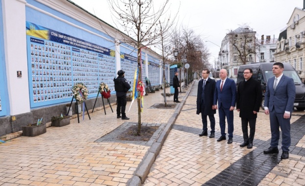 Росен Желязков и парламентарната делегация се преклониха пред паметта на войниците, загинали за свободата и независимостта на Украйна