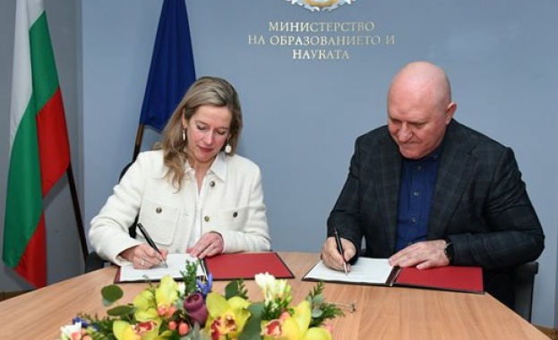 Министърът на образованието и науката проф Галин Цоков и представителят