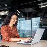 Започва записването за безплатни курсове за дигитални умения за жени 