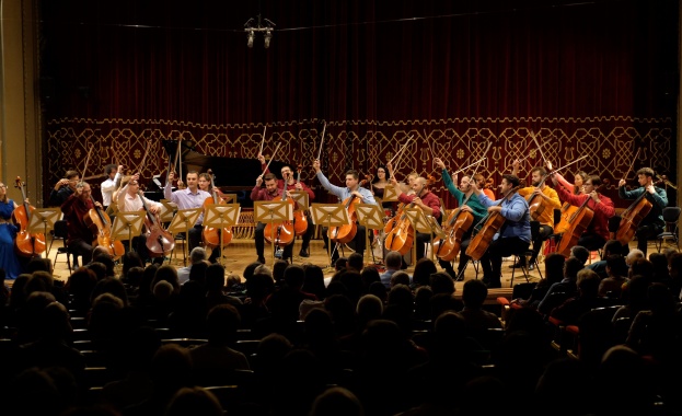 В неделя 11 февруари 2024 г от 19 00 ч виолончелистът