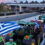 Протестиращи гръцки фермери блокираха движението на тирове през "Кулата-Промахон"