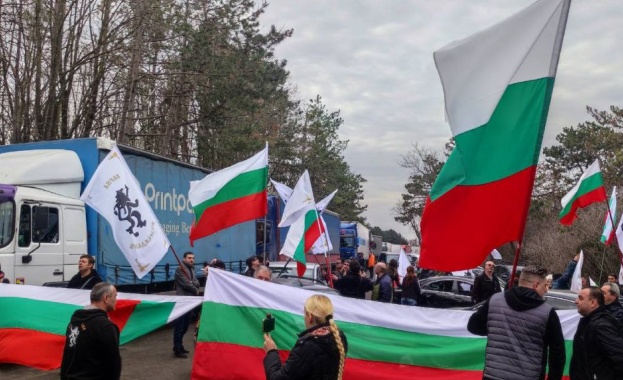 Привърженици на Възраждане блокираха граничния контролно пропускателен пункт Лесово съобщи за