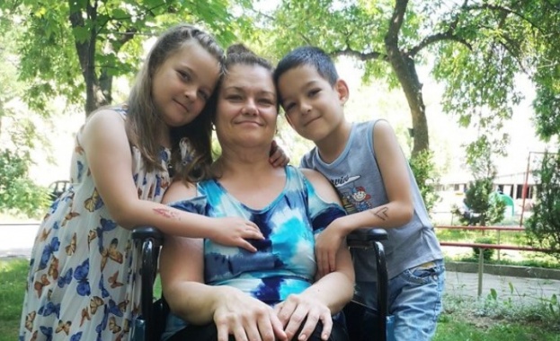 Да помогнем на Костадинка: Близнаци броят всяко изправяне на майка си от инвалидната количка