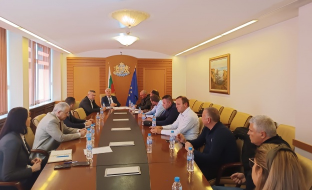 Министър Вътев обсъди с браншови организации подписване на споразумение с мерки в помощ на земеделските производители