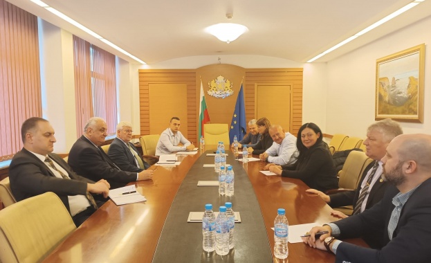 Министърът на земеделието и храните Кирил Вътев и представители на