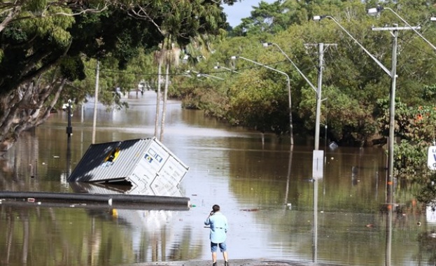 Един човек загина а половин милион домакинства са без ток