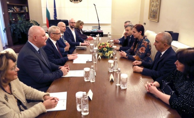 Правителството отпуска допълнителни 93 млн лв за безплатни учебници Това