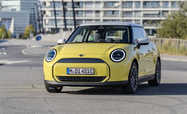 Напълно електрическият базов модел на MINI впечатлява с ефективното си