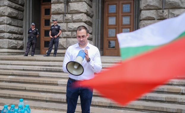 Адвокат Расташки повежда протест срещу мобилните оператори, колекторите и ЧСИ-та