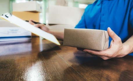 По три евро за всяко нещо в "малките" пратки от 1 юли - какви проблеми иска да реши ЕС