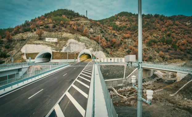 Движението в тръбата за Кулата на тунел Железница на автомагистрала