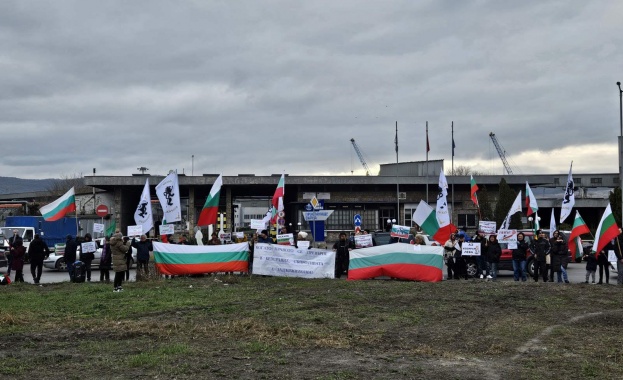 "Възраждане" блокира пристанище Варна - Запад