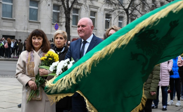 Министър Цоков и учители по история от софийски училища поднесоха цветя пред паметника на Васил Левски
