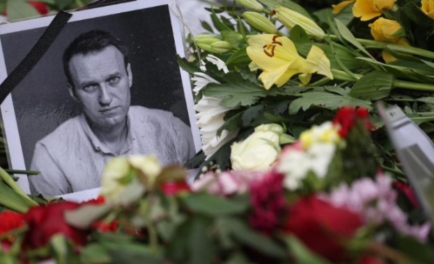 Алексей Навални е бил здраво вързан за ръцете и краката