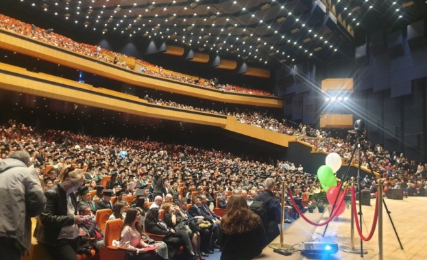 596 млади лекари 239 български и 357 чуждестранни студенти