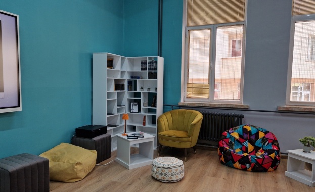 През тази учебна година са обновени 577 класни стаи в