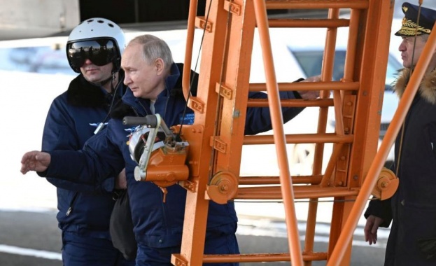 Путин демонстративно летя на бомбардировач, който може да носи ядрени оръжия