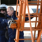 Путин демонстративно летя на бомбардировач, който може да носи ядрени оръжия