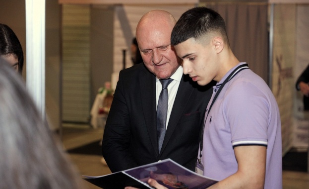 През учебната 2023 2024 над 156 хил ученици се обучават в