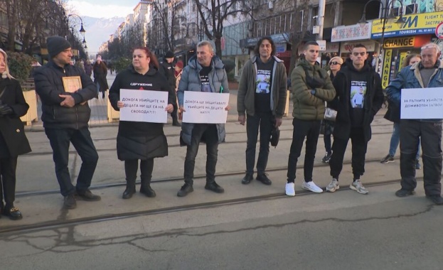 Протест на семействата, загубили децата си в катастрофи се провежда в София