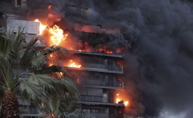 Телата на девет души са извадени от изгорялата във Валенсия