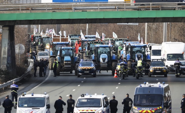 Протестиращи френски фермери блокираха откриването на международния селскостопански салон в