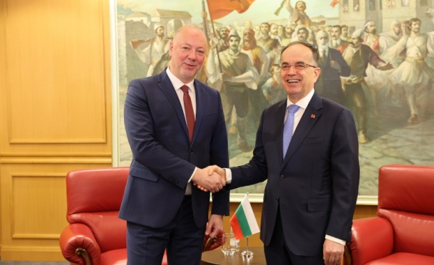 България последователно подкрепя присъединяването на Албания към ЕС и заема