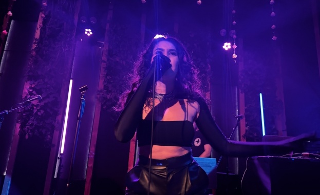 DéVYARA с първи самостоятелно издаден сингъл