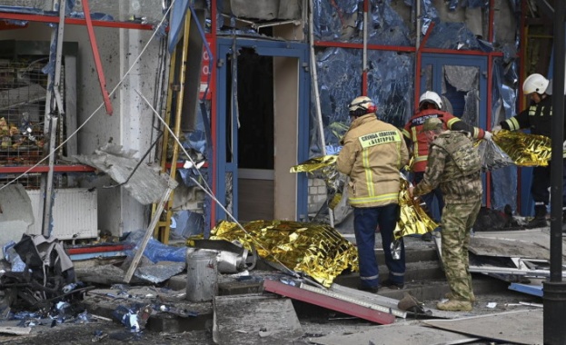 Трима души са убити и още трима са ранени в