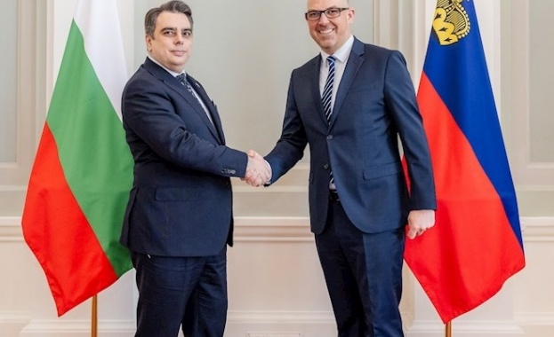 Министърът на финансите Асен Василев и премиерът и министър на