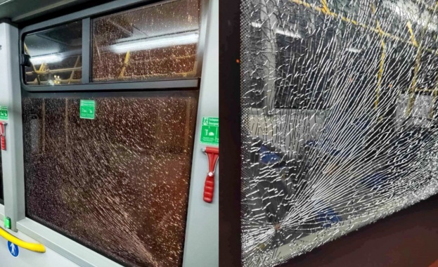 За втори път за денонощие стреляха по автобус от градския транспорт в Добрич