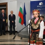 Деца от 26 училища и детски градини се включиха в първомартенски благотворителен базар в МОН