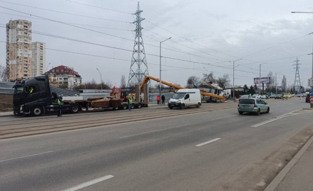 Огромен кран падна върху строежа на метрото при комплекс Червено