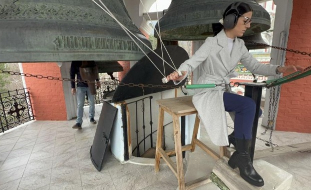 22 годишната Николина е първата жена звънар която бие камбаните на