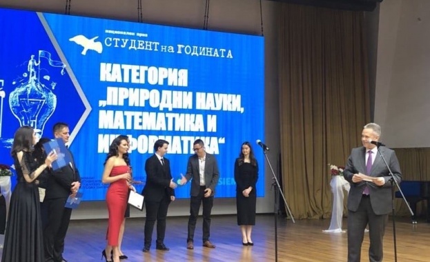 Министър Йоловски отличи най-добрия студент в категория „Природни науки,  математика и информатика“