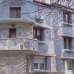 Каква е историята на чудната лилава къща с каменната пейка