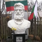 Семейство вдигна паметник на Ботев в двора на къщата си