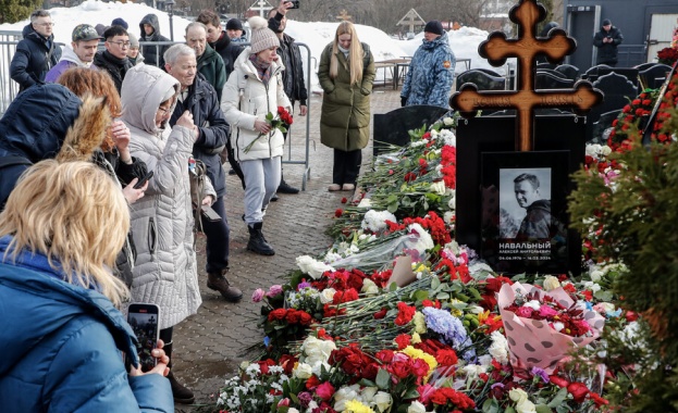 Поддръжници на Навални продължават да се стичат на гроба му