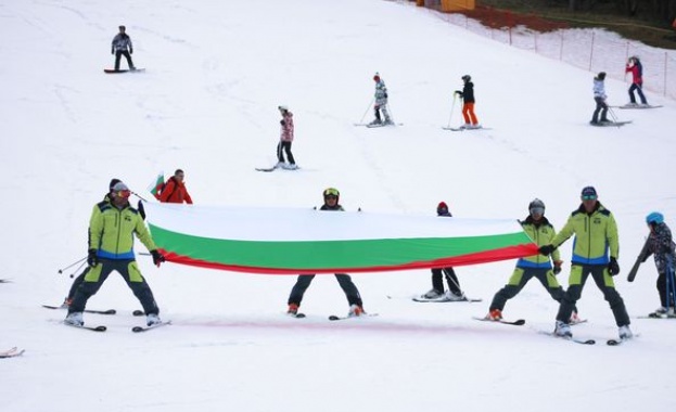 Стотици се спуснаха с носии в зимните ни курорти