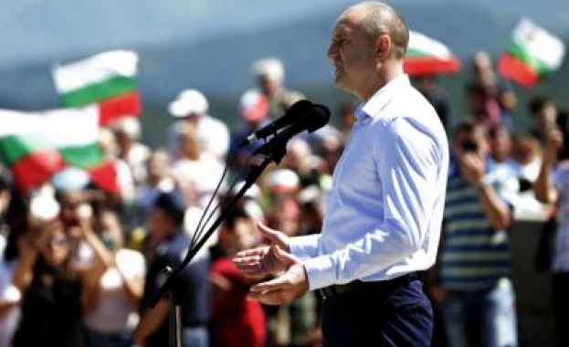 Румен Радев: Горд съм да видя толкова много родолюбиви българи на Шипка